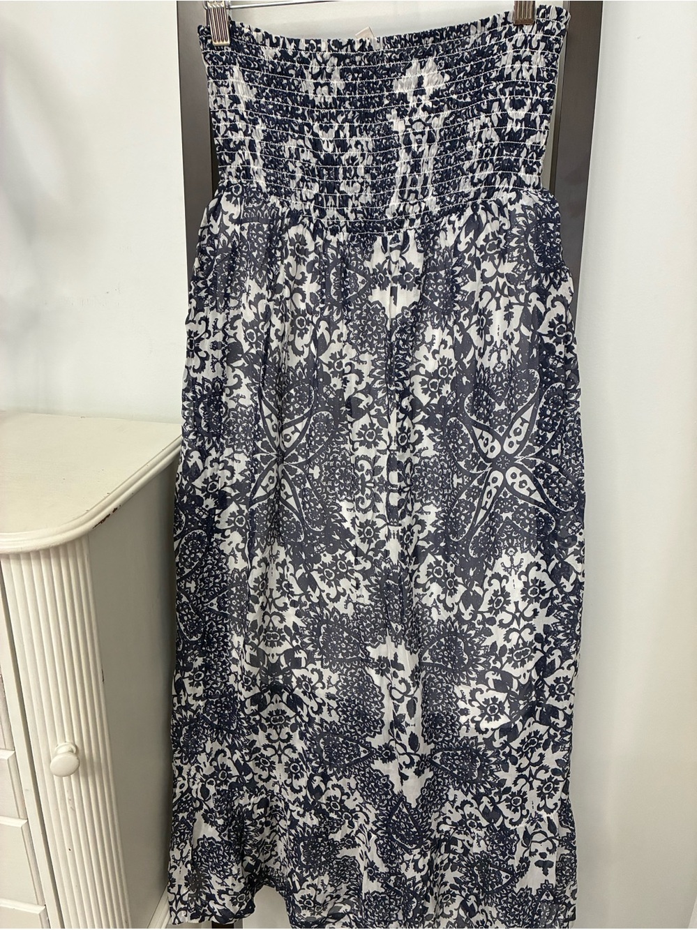 Guess dress: Navy blue and White 100% silk top layer. Lined. Gorgeous! Size M